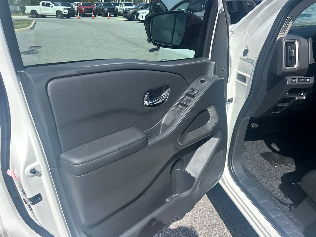 2026 Nissan Frontier SV photo 9