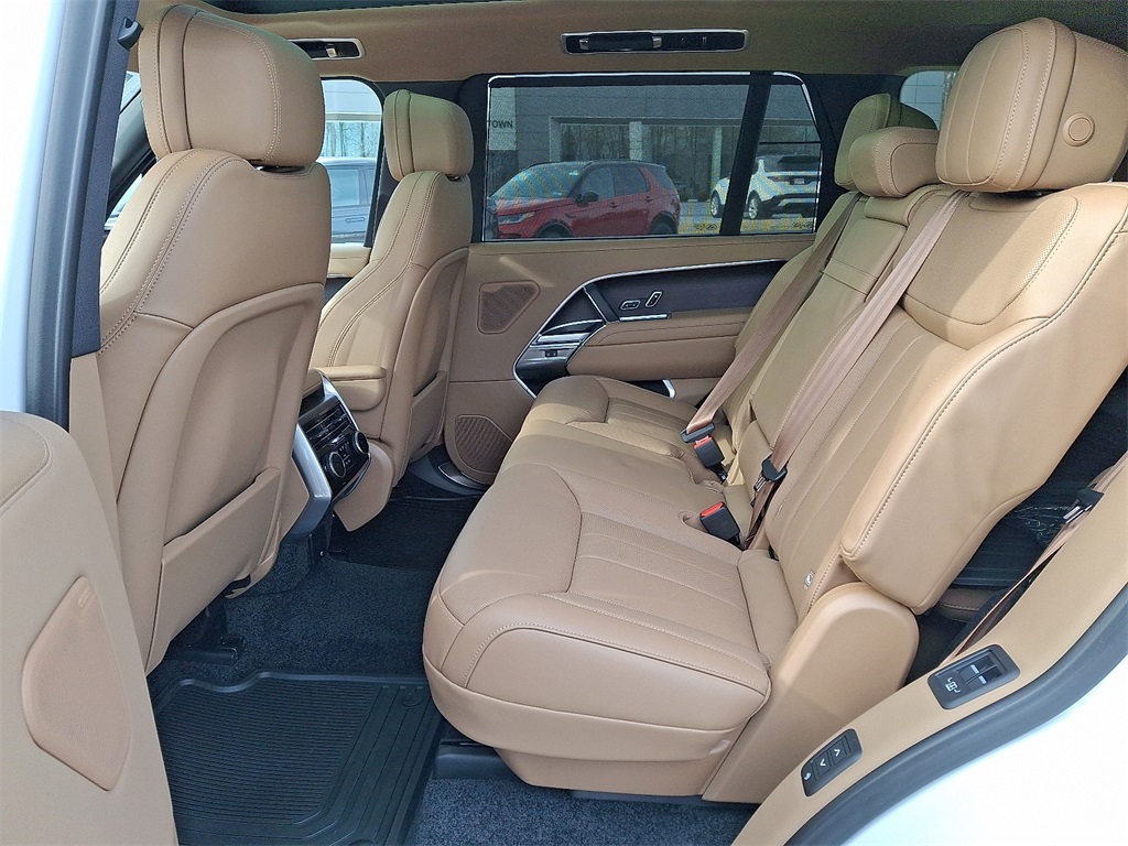 2025 Land Rover Range Rover SE photo 4