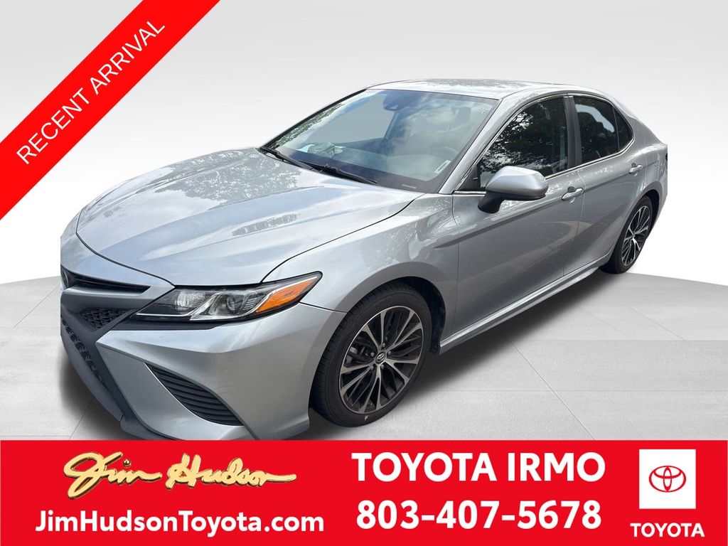 2019 Toyota Camry SE's photo
