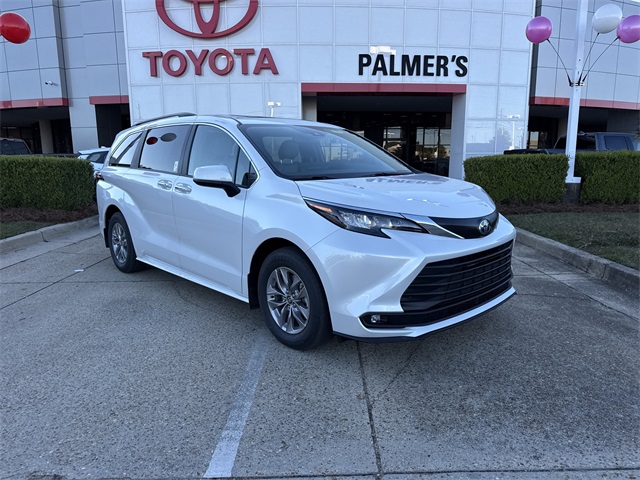 2025 Toyota Sienna XLE's photo