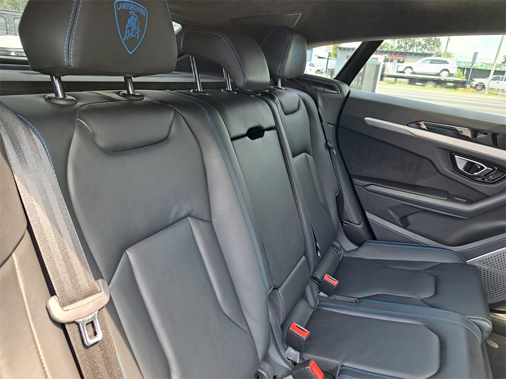 2021 Lamborghini Urus photo 12