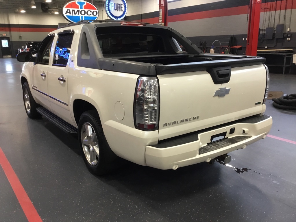 2011 Chevrolet Avalanche LTZ photo 2