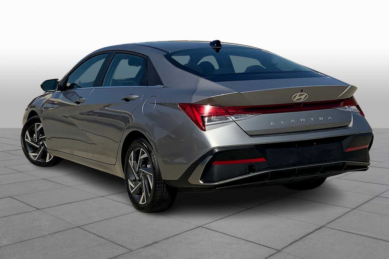 2025 Hyundai Elantra SEL Convenience photo 10
