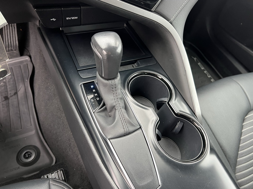 2020 Toyota Camry SE photo 21