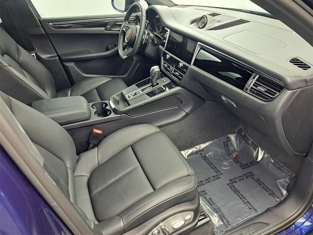 2022 Porsche Macan Base photo 16