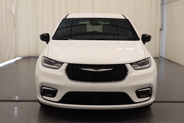 2026 Chrysler Pacifica photo 3