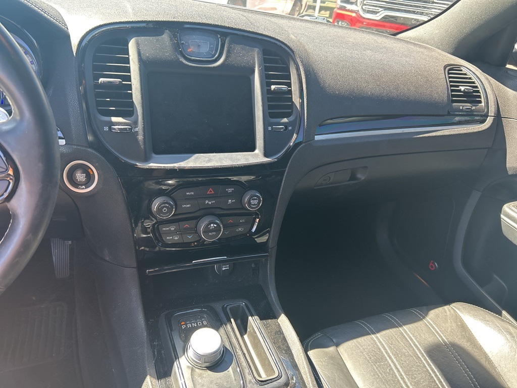 2018 Chrysler 300 S photo 11
