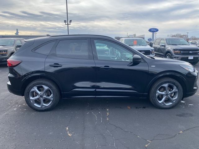 2023 Ford Escape ST-Line photo 2