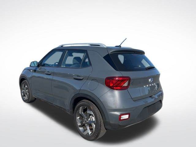 2024 Hyundai Venue SEL photo 3