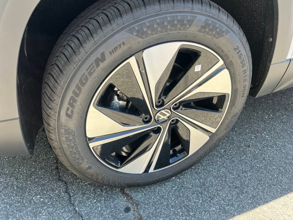 2025 Volkswagen Taos SE photo 2