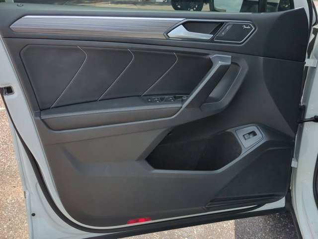 2023 Volkswagen Tiguan SEL R-Line Black photo 13