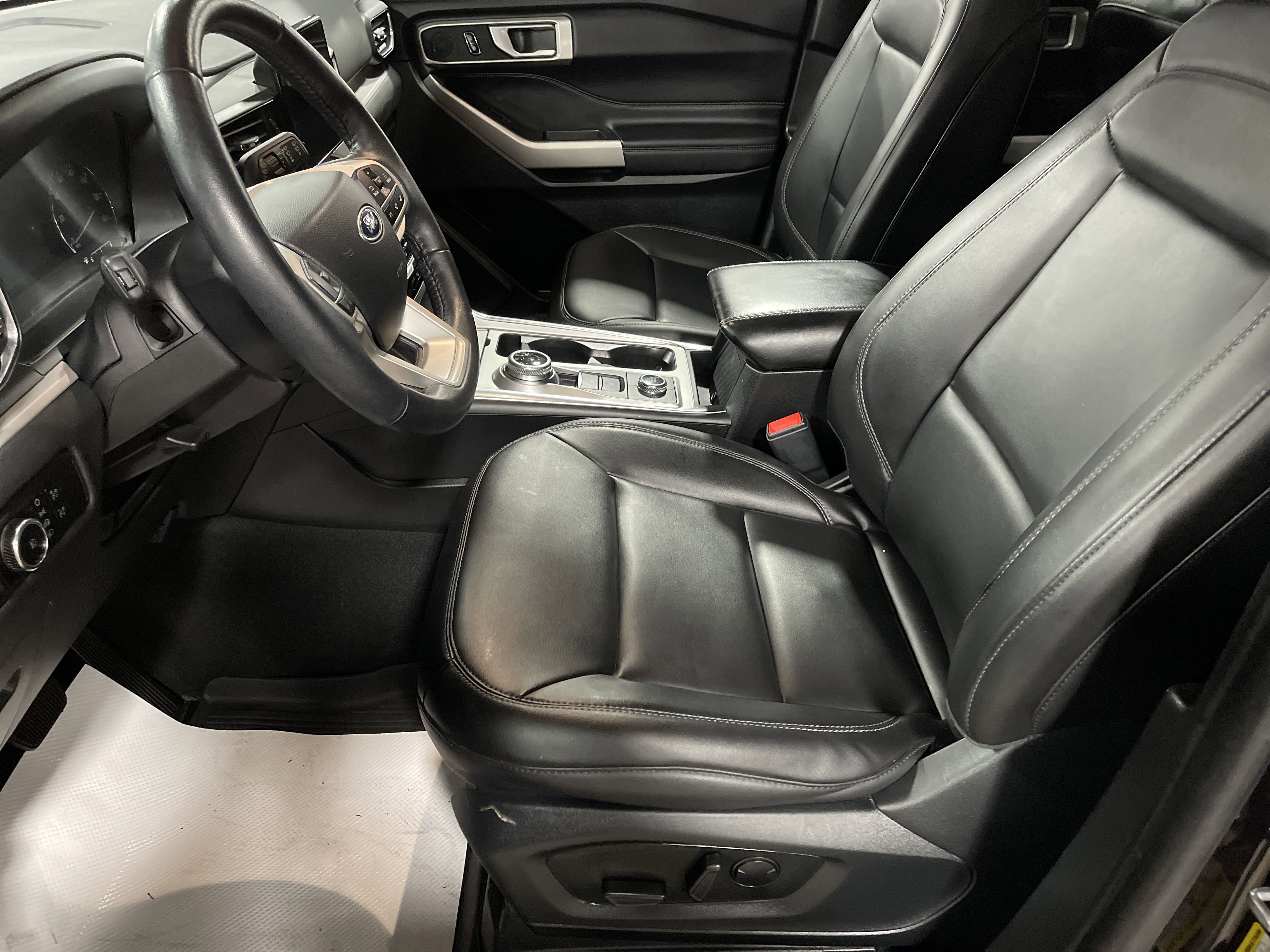 2023 Ford Explorer XLT photo 3