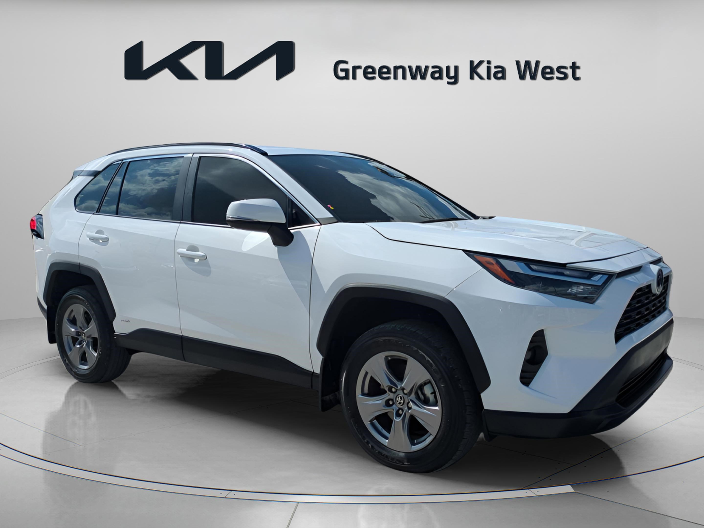 2024 Toyota RAV4 XLE photo 2