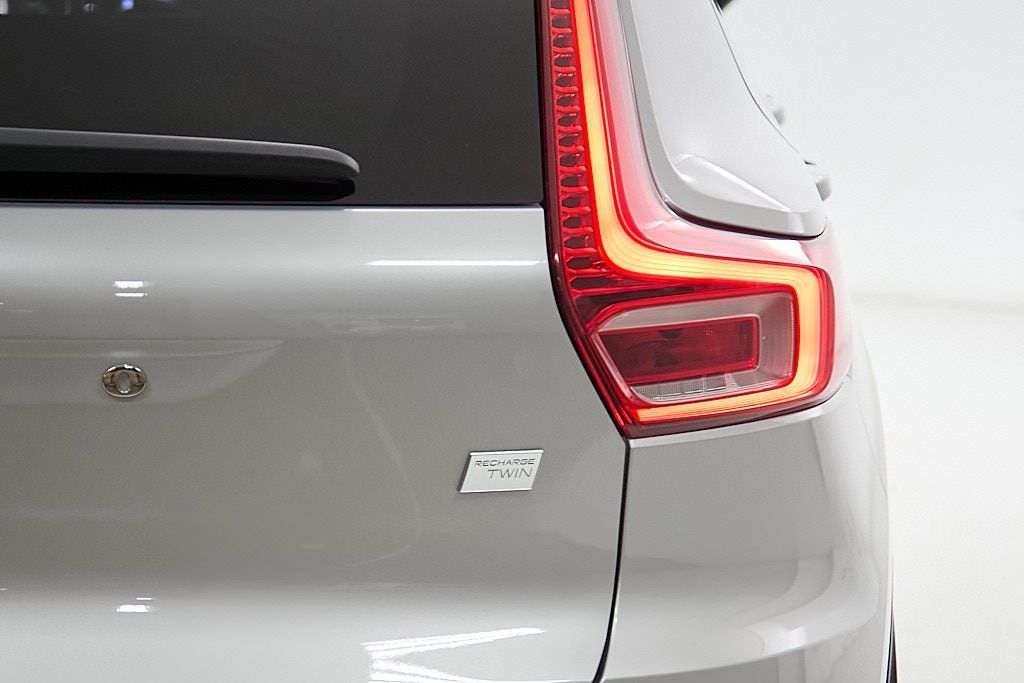 2023 VOLVO XC40 - Image 8