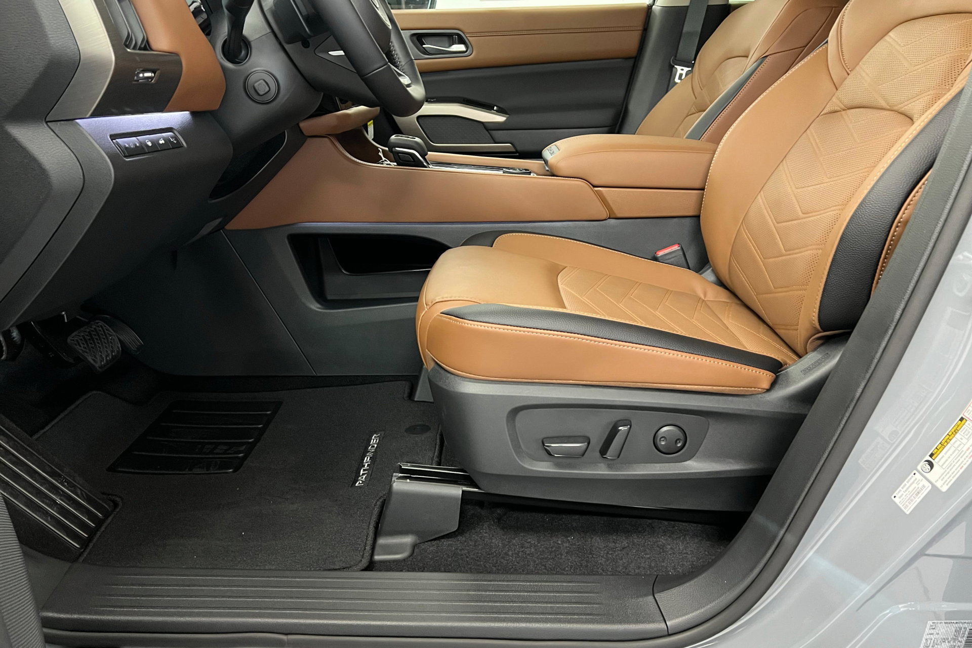 2025 Nissan Pathfinder Platinum photo 17