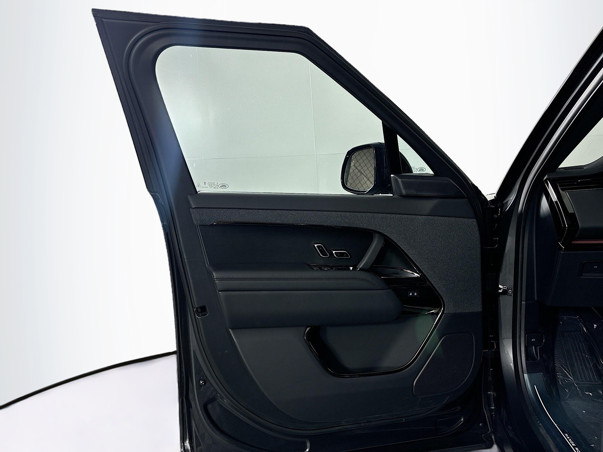 2025 Land Rover Range Rover Sport SE photo 8