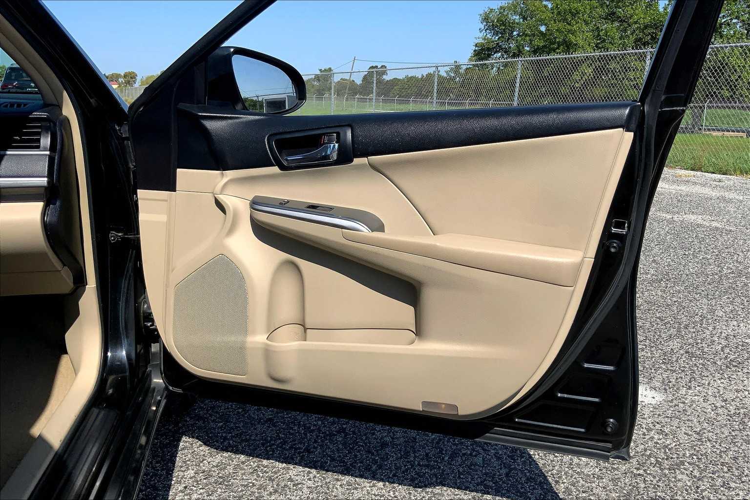 2014 Toyota Camry Hybrid XLE photo 20