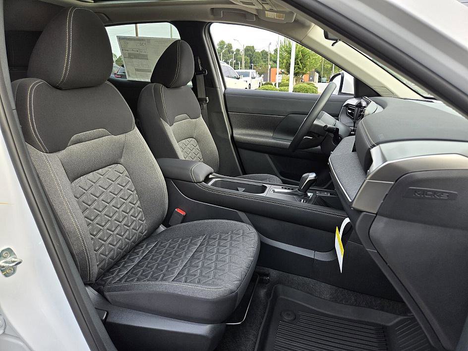 2025 Nissan Kicks SV photo 11