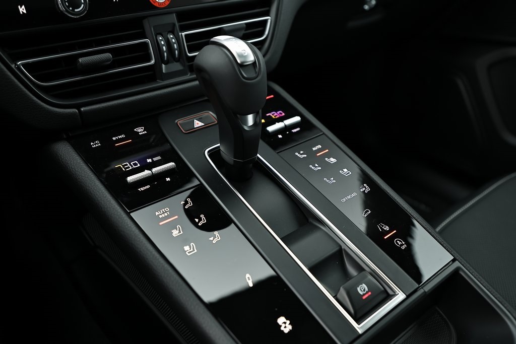 2025 Porsche Macan T photo 38
