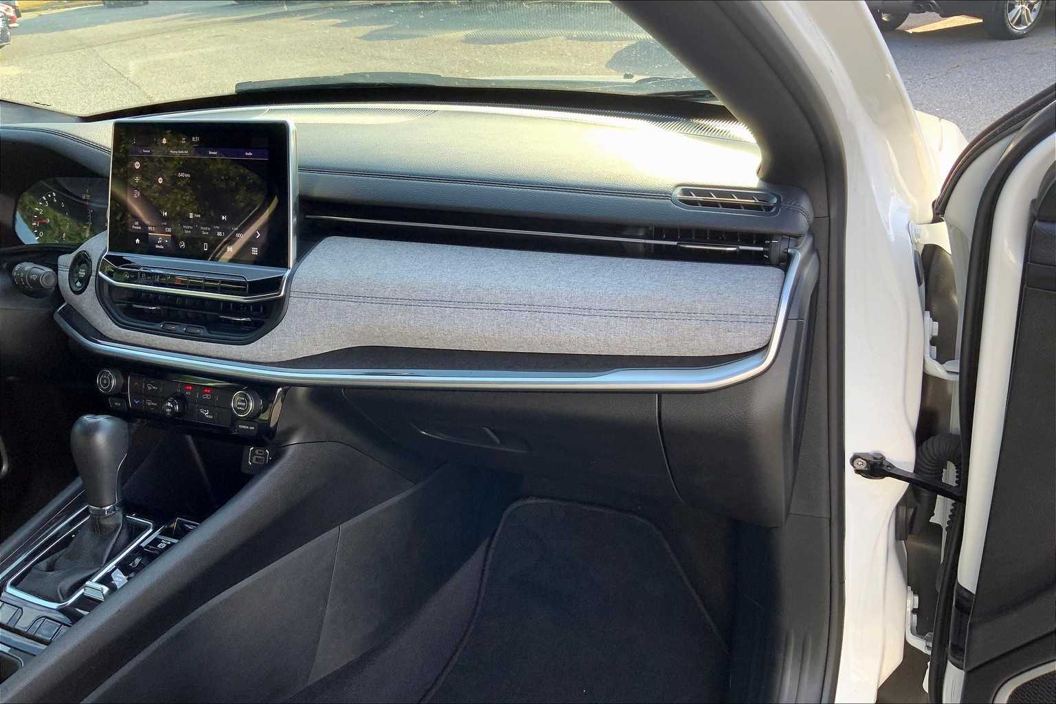 2024 Jeep Compass Latitude photo 17