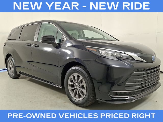 2024 Toyota Sienna LE's photo