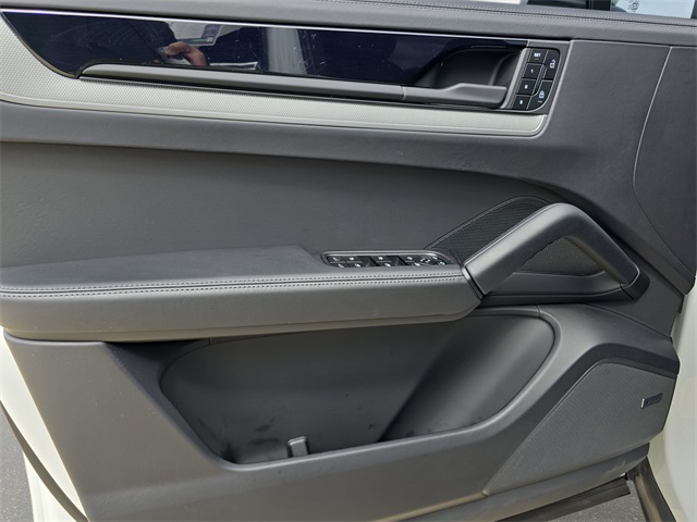 2025 Porsche Cayenne Base photo 26