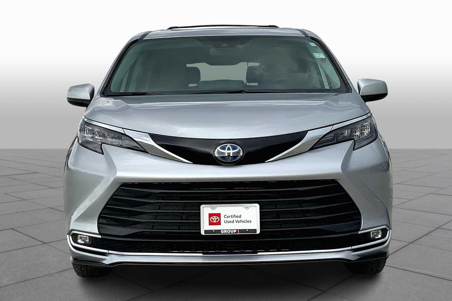 2024 Toyota Sienna XLE photo 3