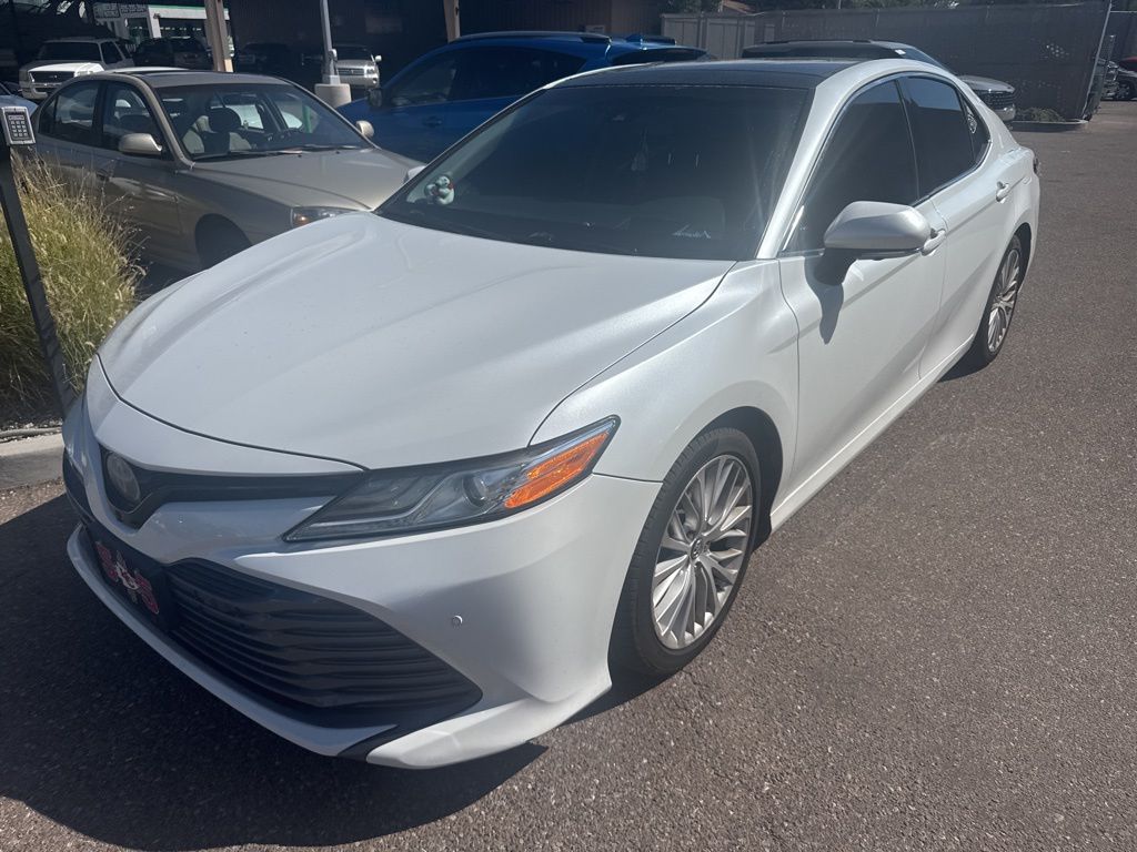 2018 Toyota Camry XLE photo 2