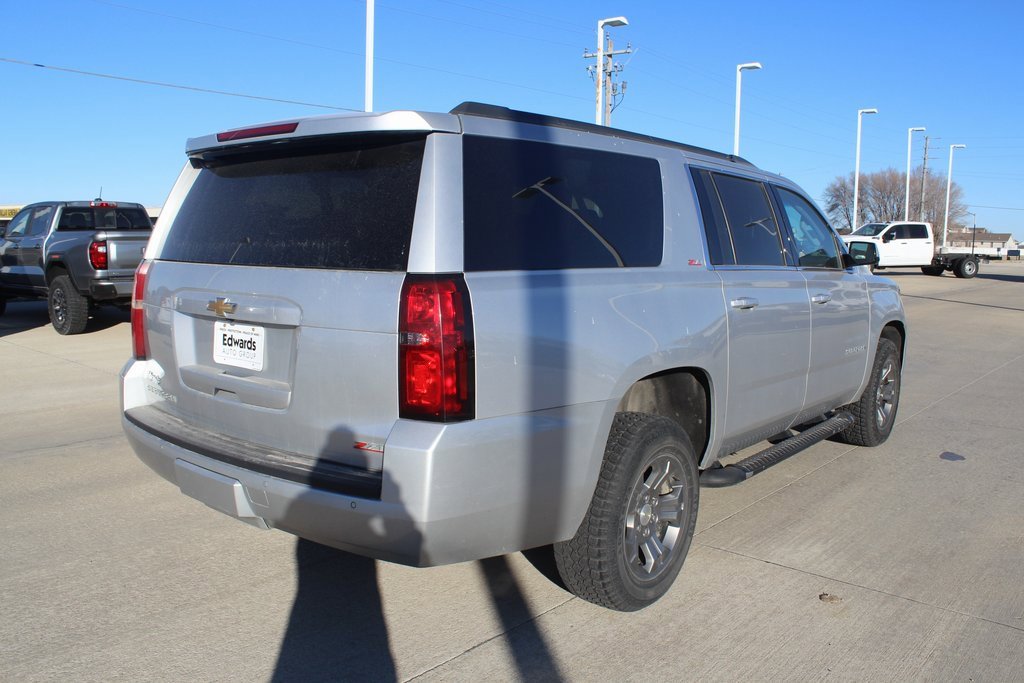 2017 Chevrolet Suburban LT photo 2