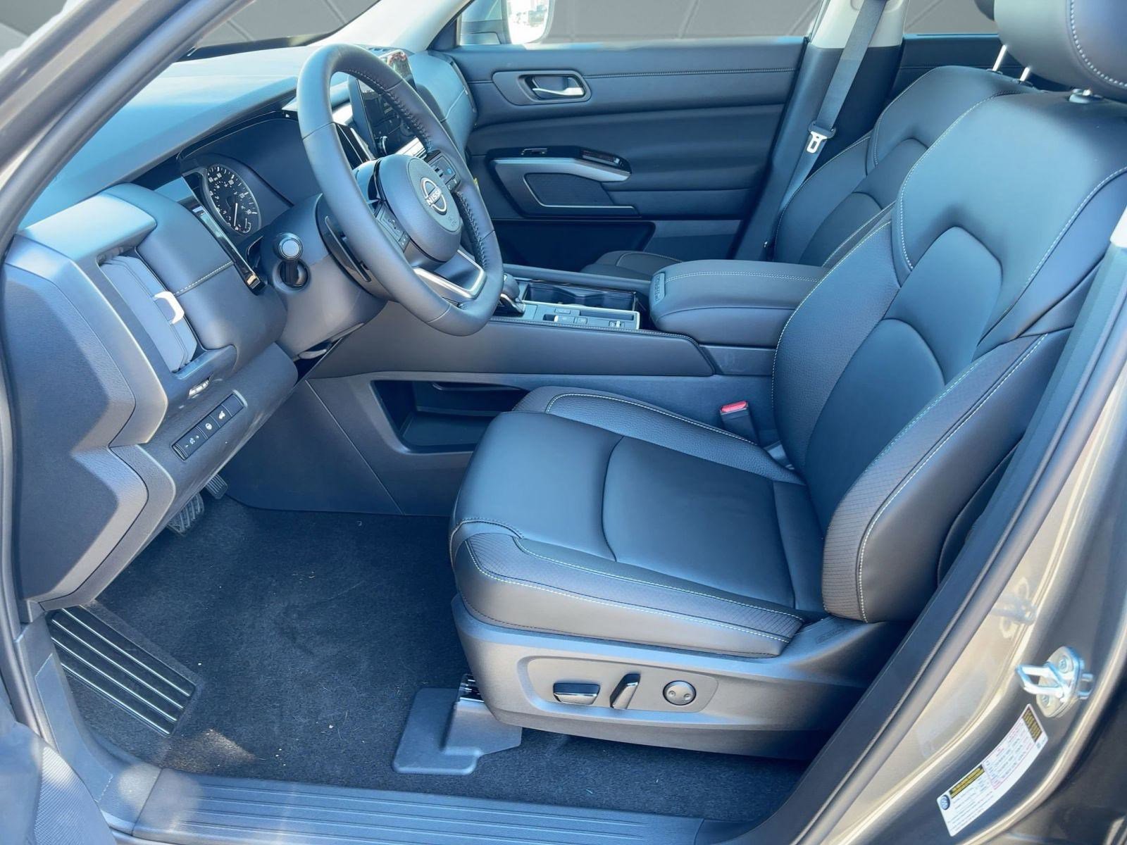 2025 Nissan Pathfinder SL photo 4