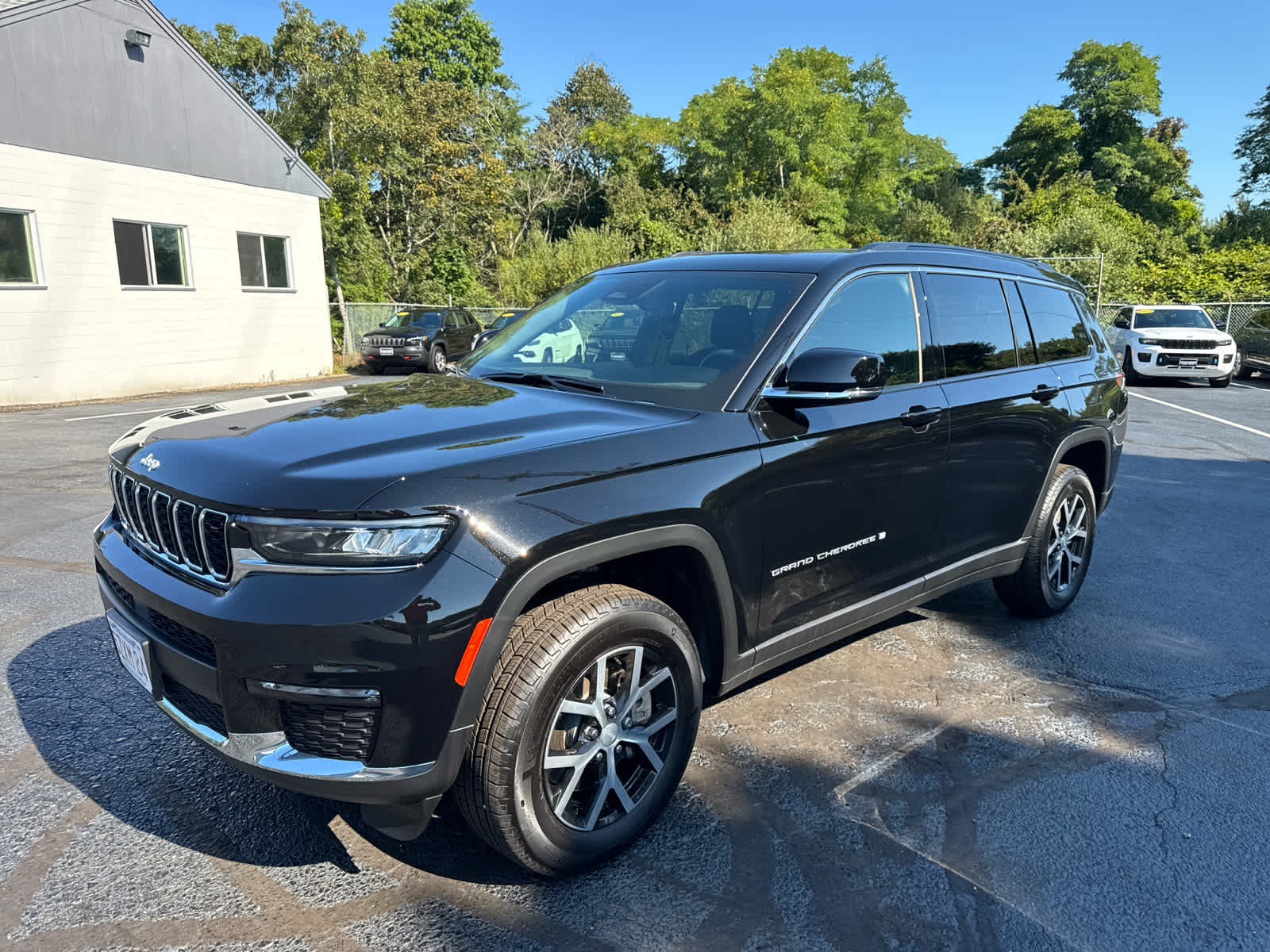 2025 Jeep Grand Cherokee Limited photo 2
