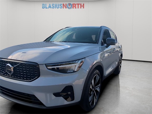 2025 Volvo XC40 Plus photo 2