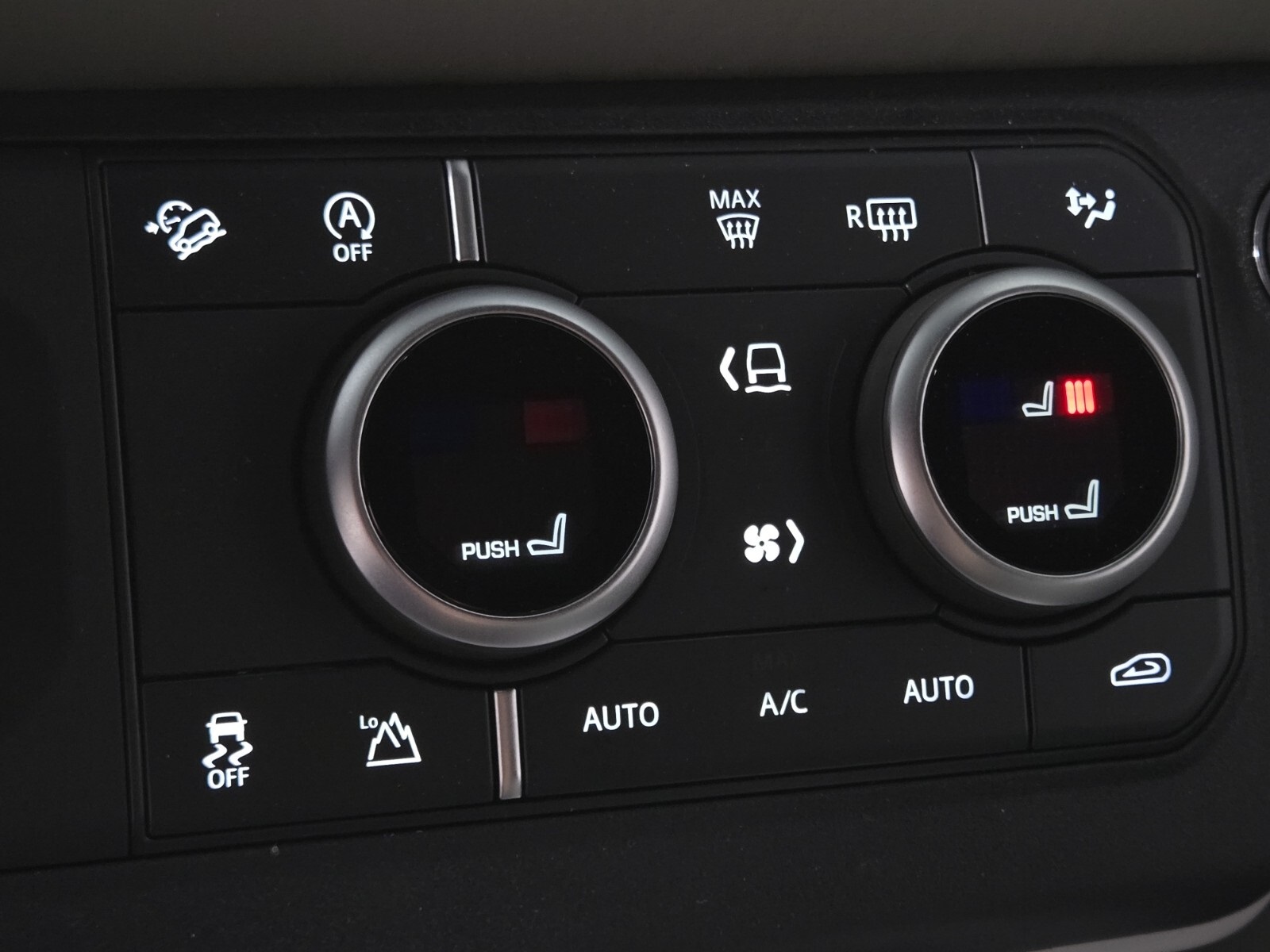 2025 Land Rover Defender X-Dynamic SE photo 30
