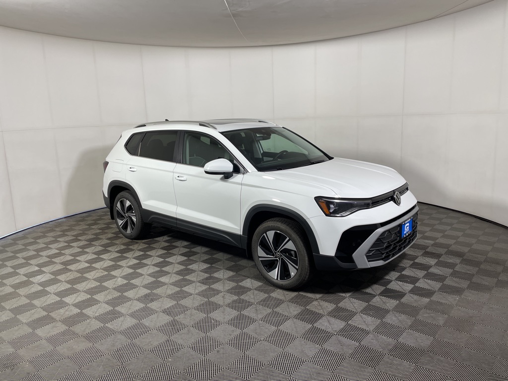 2025 Volkswagen Taos SE's photo