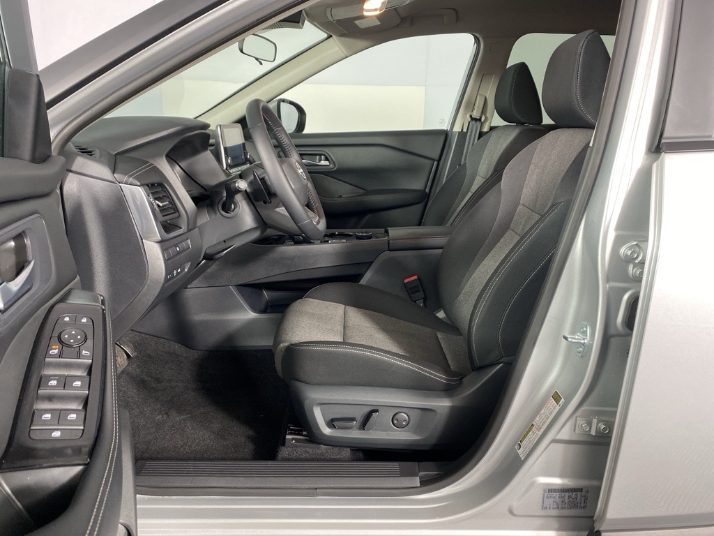 2025 Nissan Rogue SV photo 4