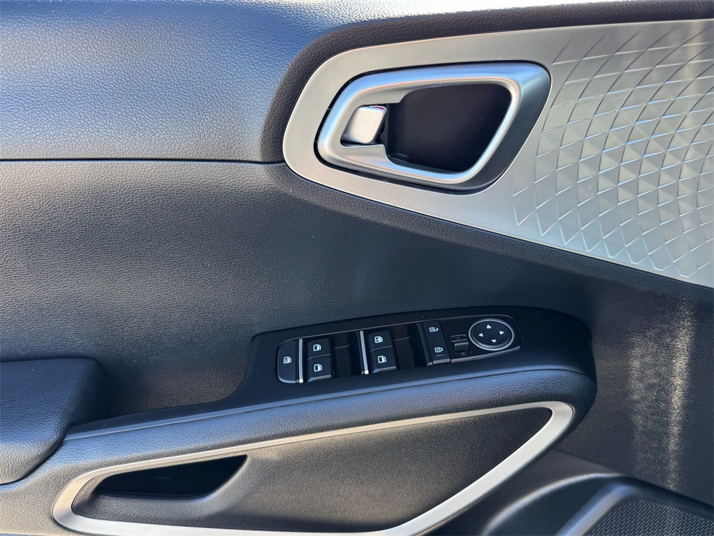 2023 Kia Soul LX photo 12