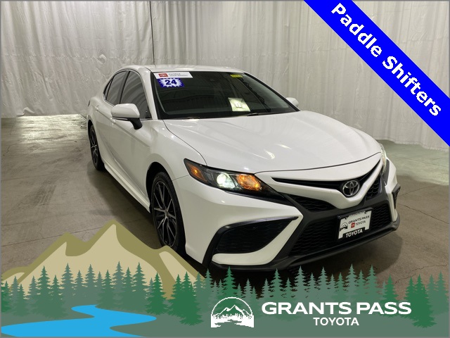 2024 Toyota Camry SE's photo