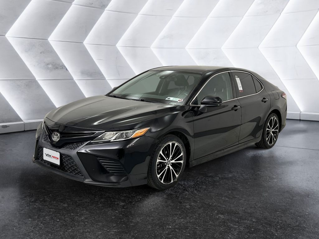 2018 Toyota Camry SE photo 3