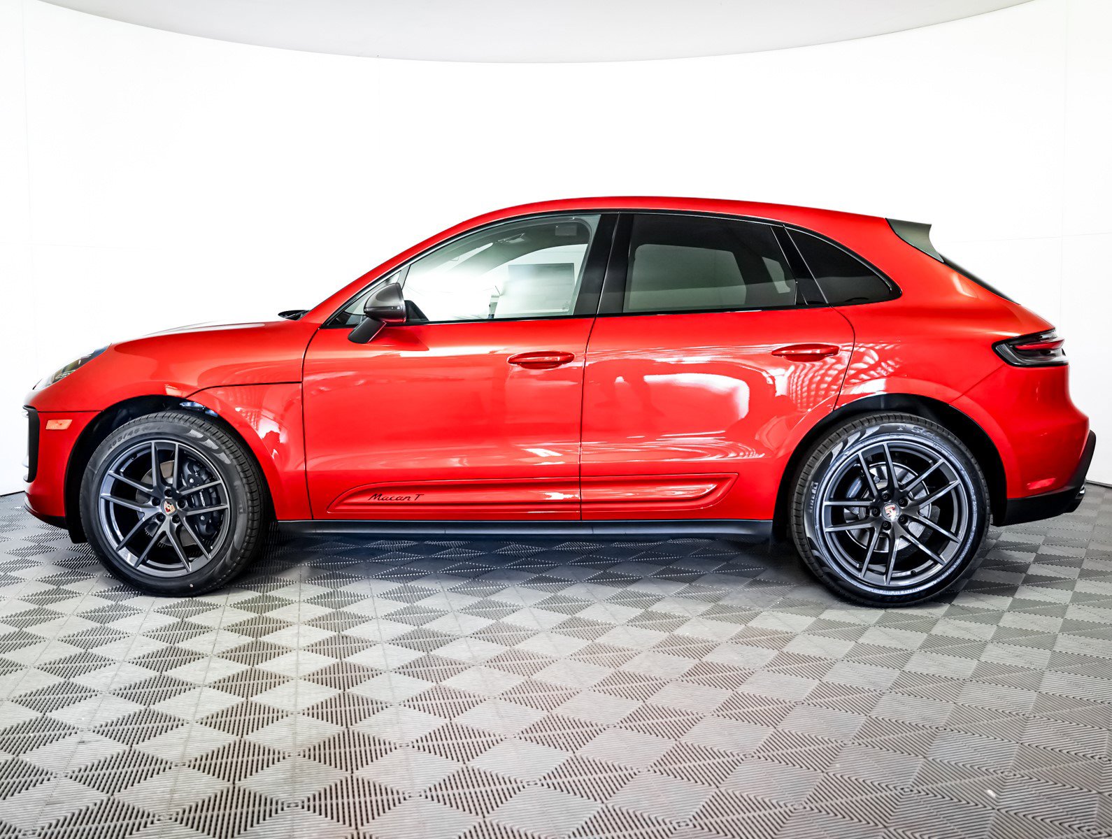 2025 Porsche Macan T photo 2