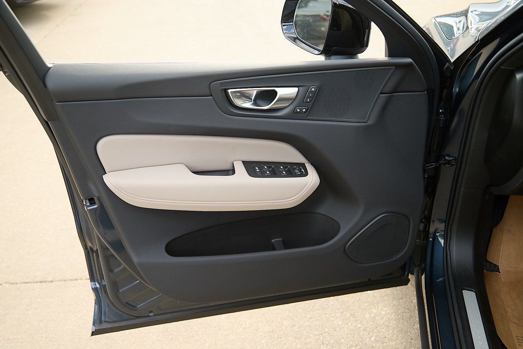 2026 VOLVO XC60 - Image 9