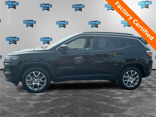 2022 Jeep Compass Latitude Lux photo 2