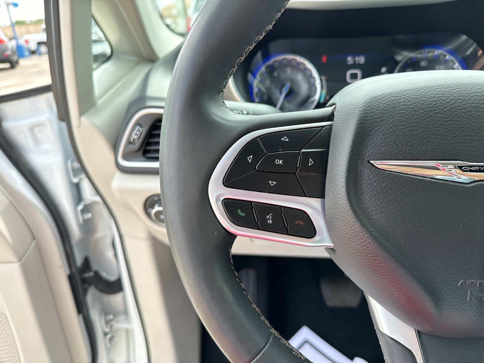 2022 Chrysler Pacifica Touring L photo 40