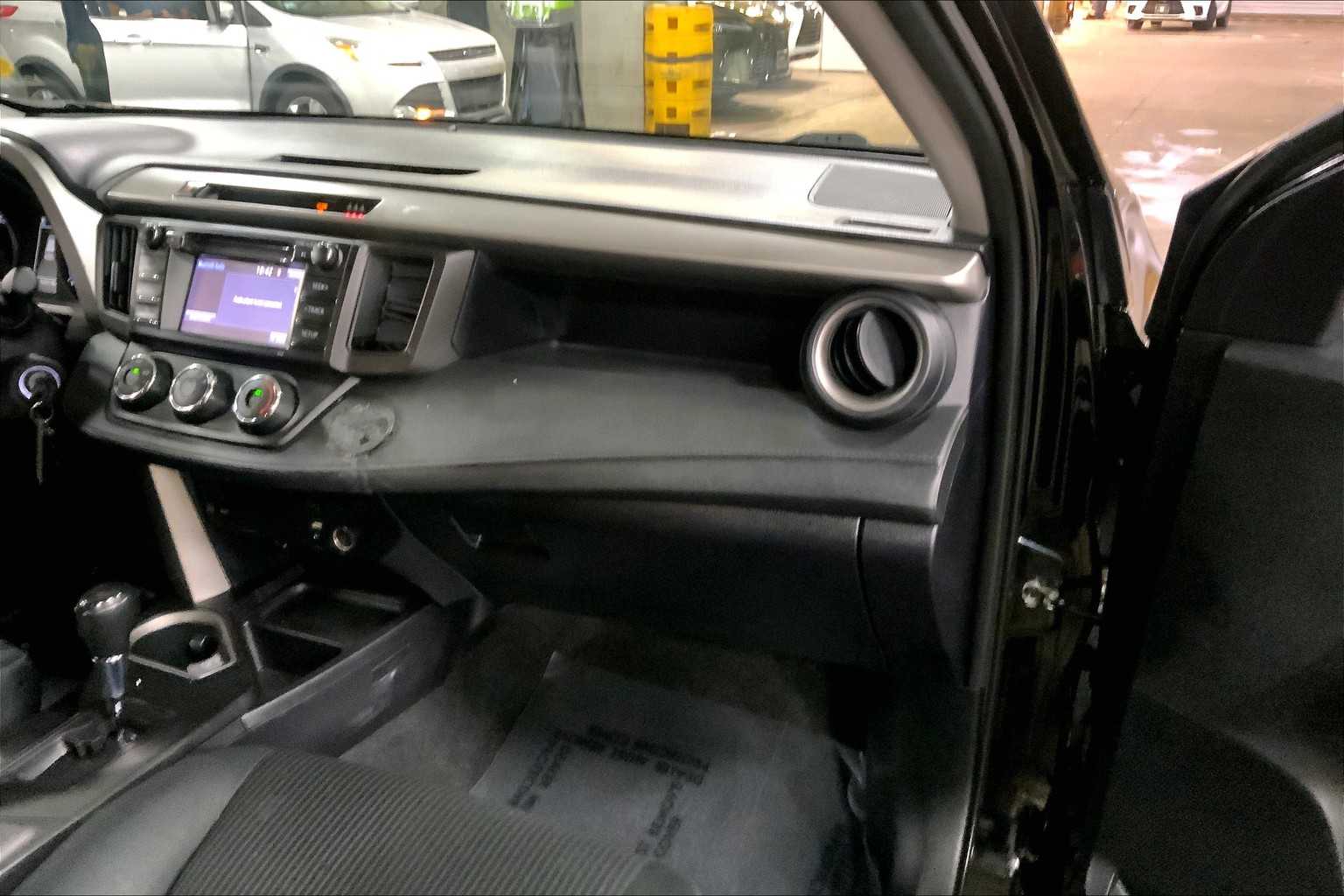 2017 Toyota RAV4 LE photo 17