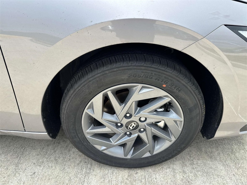 2025 Hyundai Elantra Hybrid photo 3