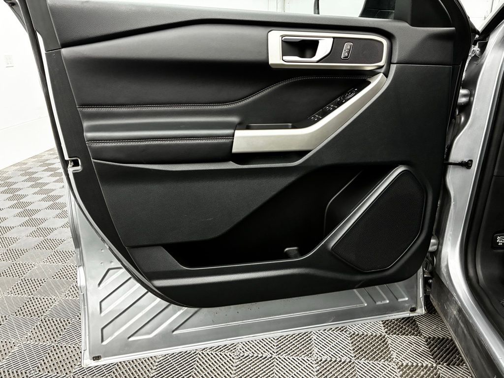 2023 Ford Explorer XLT photo 18