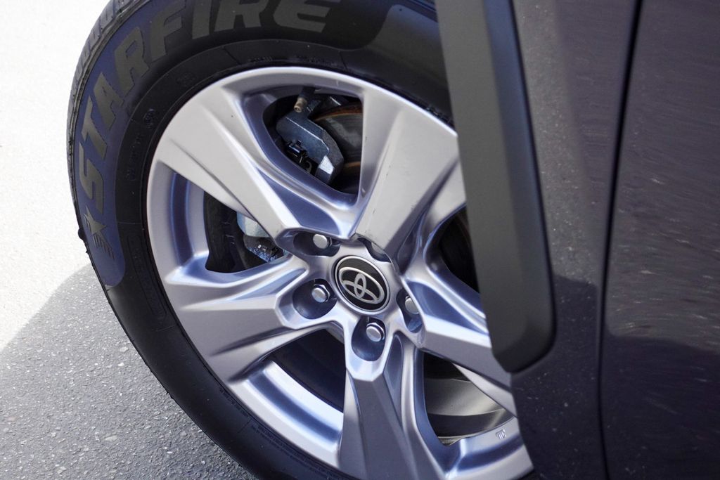 2023 Toyota RAV4 XLE photo 7