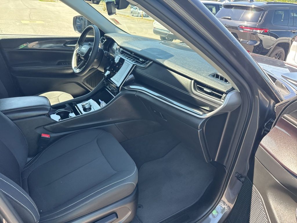 2023 Jeep Grand Cherokee Laredo photo 11