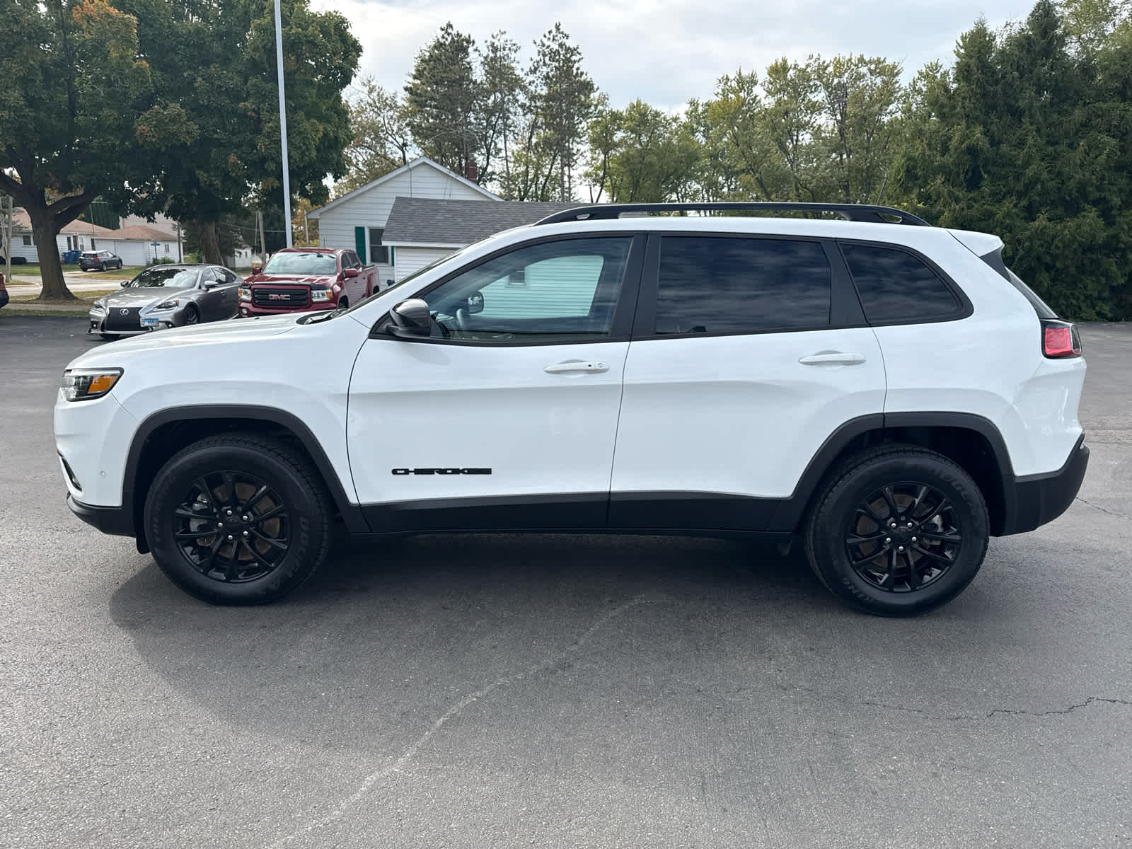 2023 Jeep Cherokee Altitude Lux photo 3