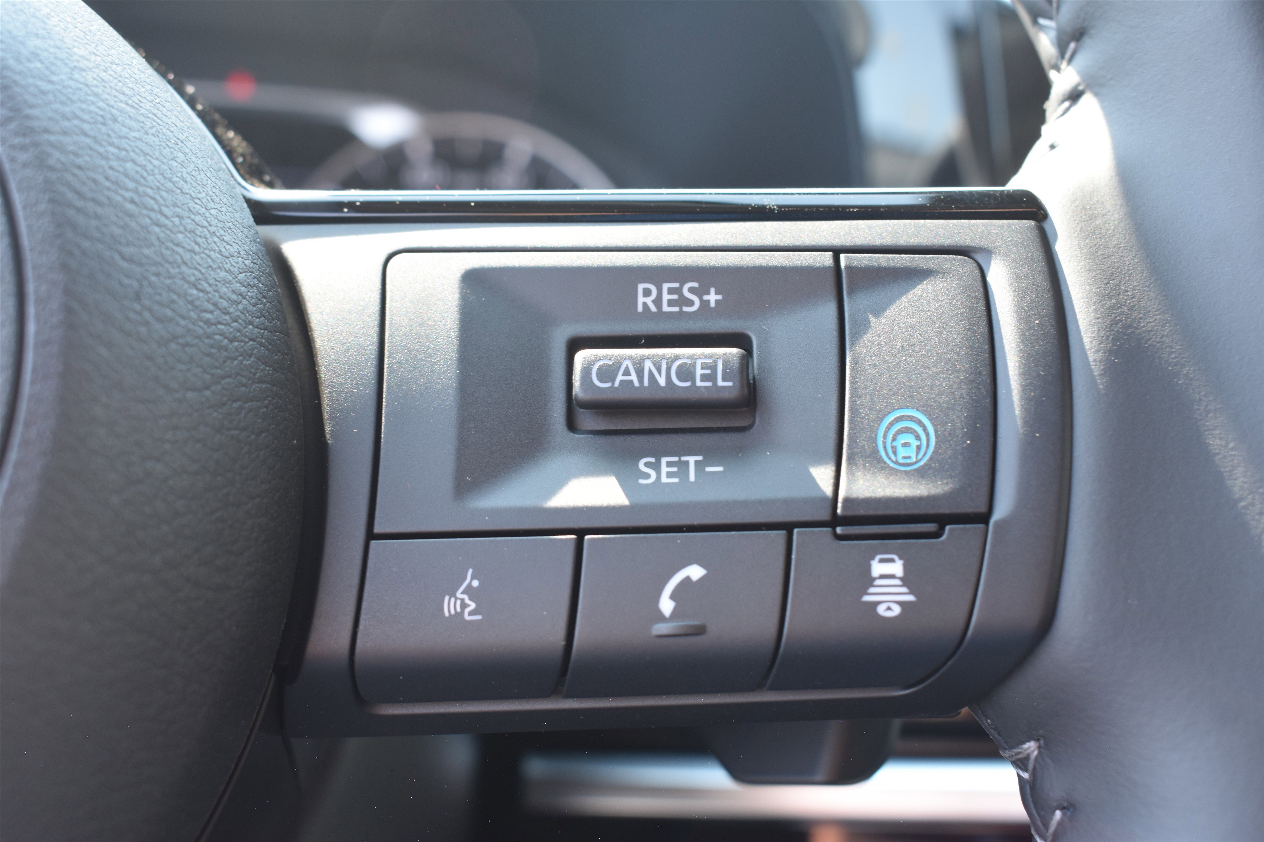 2025 Nissan Pathfinder SL photo 8