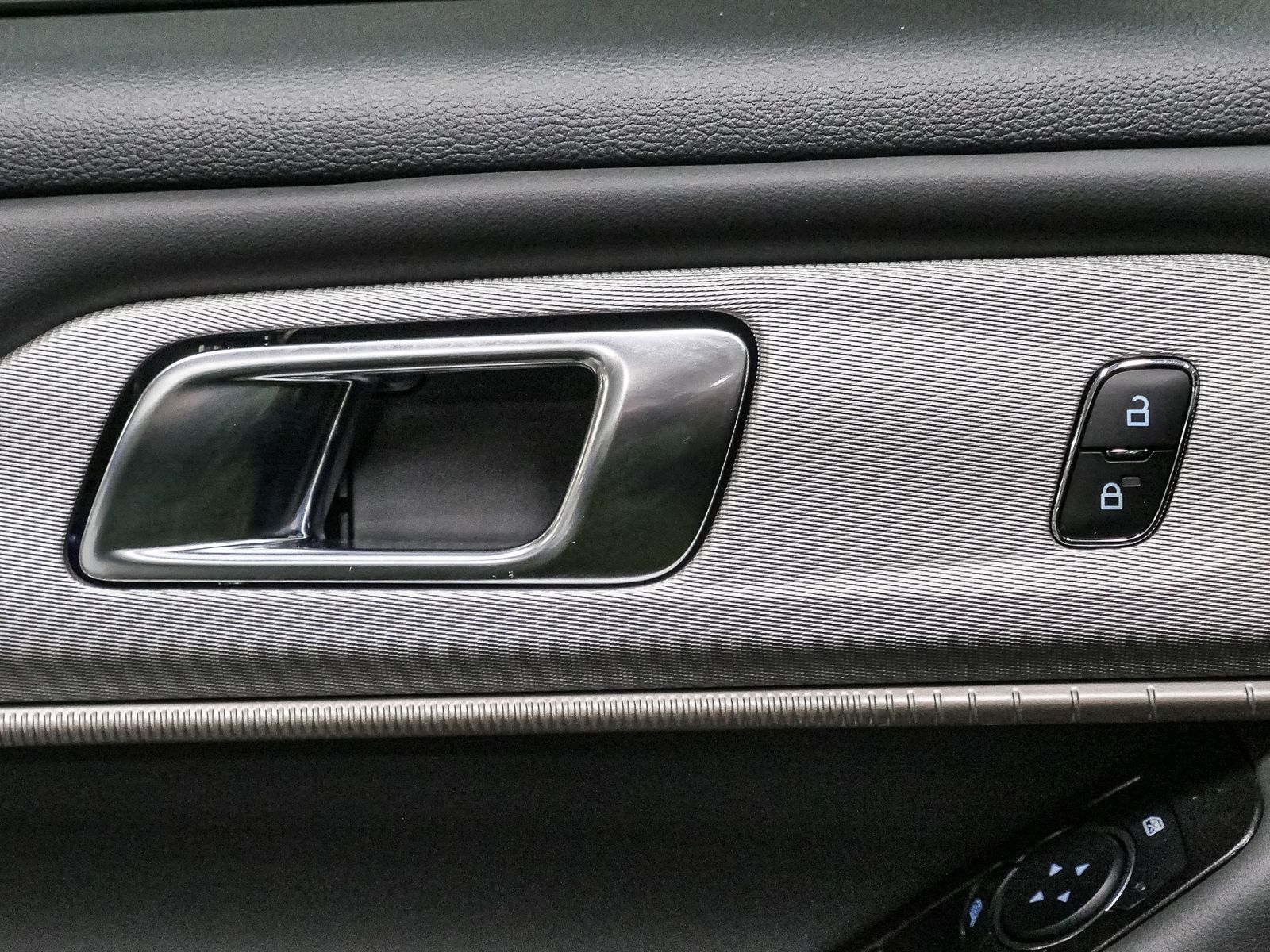 2025 Ford Explorer photo 16